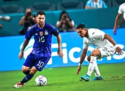 爱游戏官网网页版入口-梅西怒斥j罗肘击穆尼奥斯